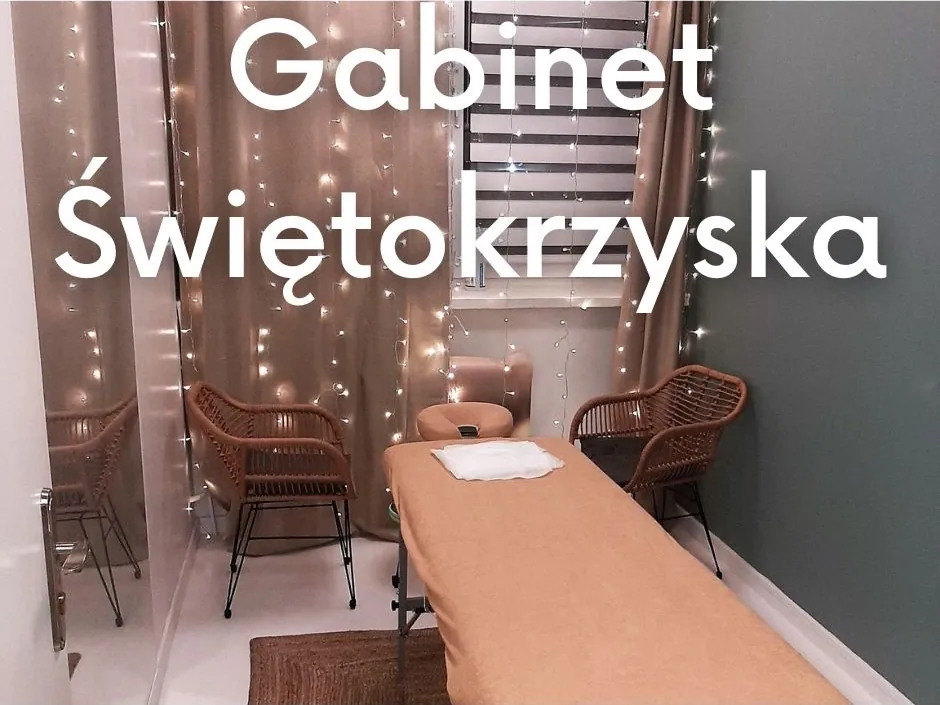 Gabinet przy Świętokrzyskiej: kozetka i fotele w ciepłym świetle