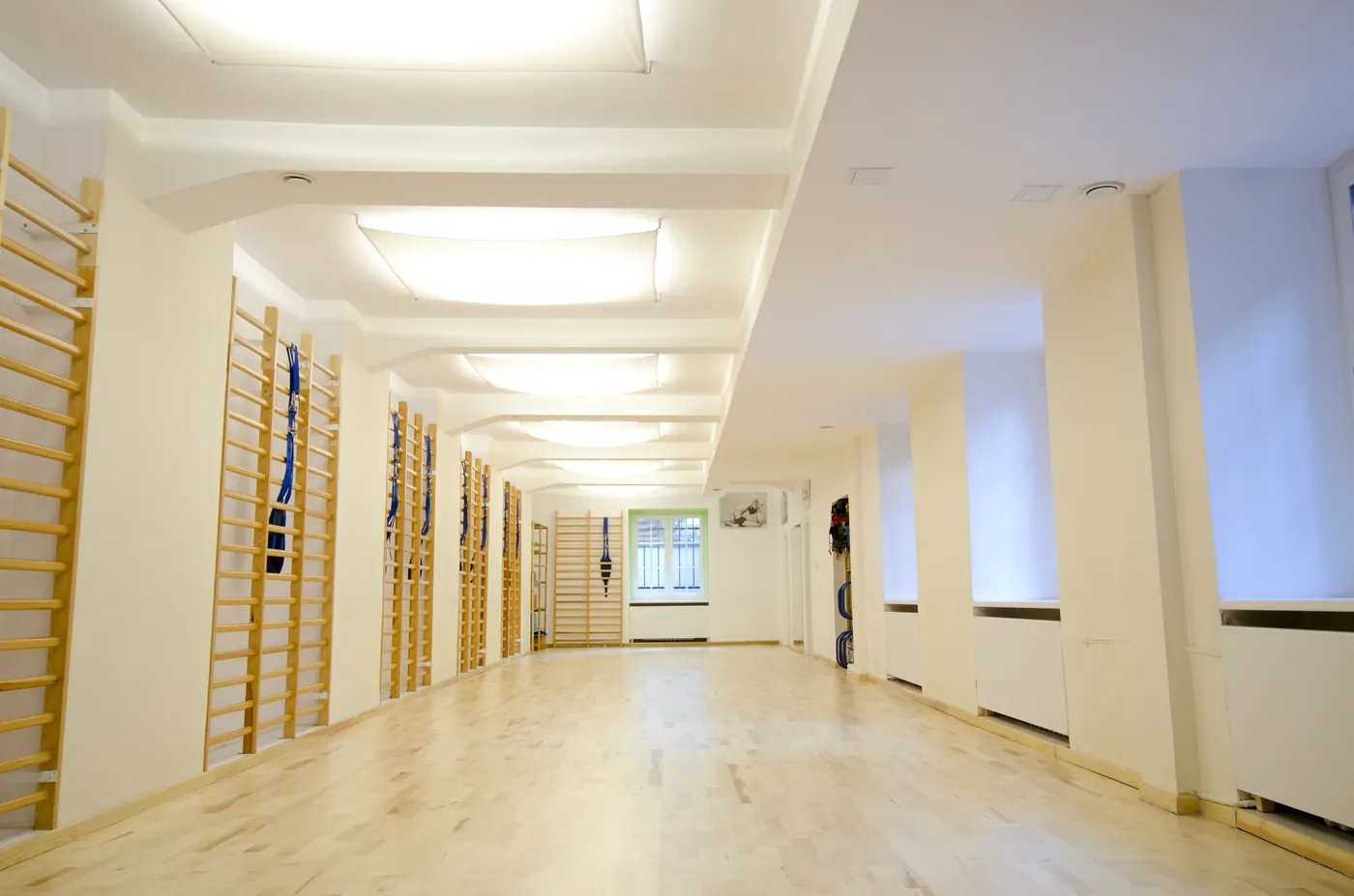 Sala przy Pankiewicza z drewnianymi drabinkami
