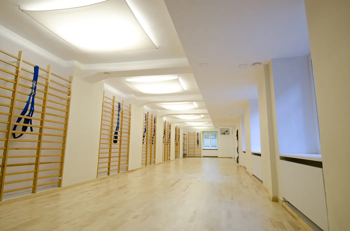 Sala, widok wzdłuż drabinek