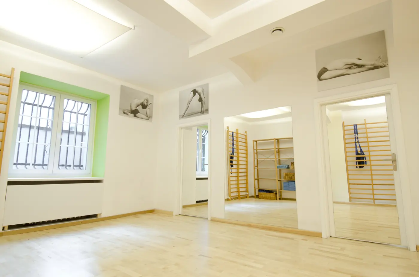 Sala z lustrem i oknem