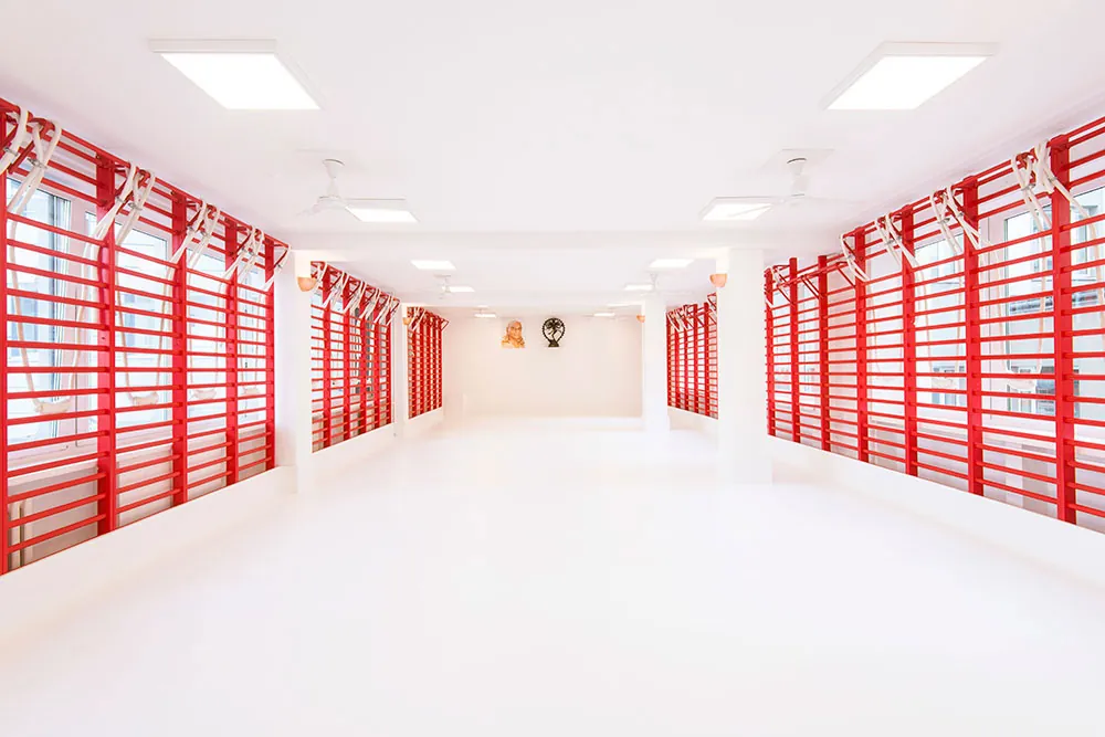 Sala z czerwonymi drabinkami przy Świętokrzyskiej